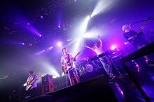 田上修太郎 （FRONTIER BACKYARD）をゲストに迎えて演奏するKEYTALK。（撮影：後藤壮太郎、梅田慎之介）