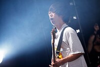 首藤義勝（Vo, B）（撮影：後藤壮太郎、梅田慎之介）