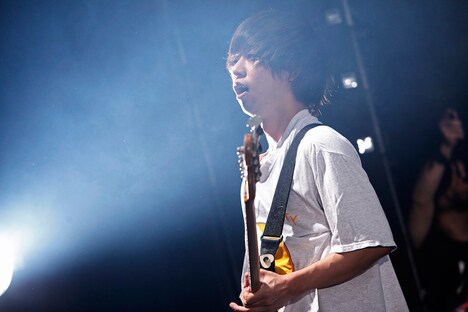 首藤義勝（Vo, B）（撮影：後藤壮太郎、梅田慎之介）
