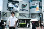 東京・P'PARCOの前に立つ焚吐。