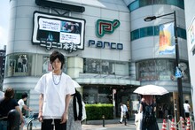 東京・P'PARCOの前に立つ焚吐。