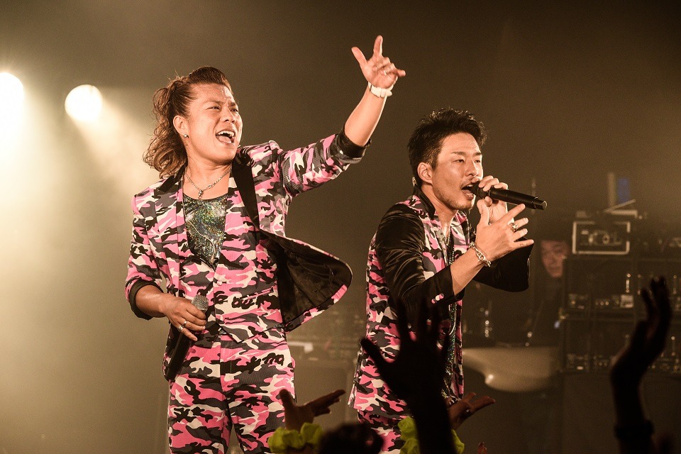 左からHOME MADE 家族のMICRO（MC）、KURO（MC）。（撮影：佐藤祐介）