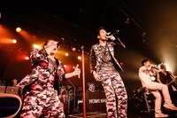 UVERwolrdとHOME MADE 家族のコラボレーションの様子。（撮影：佐藤祐介）