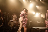 ステージ上でハグするTAKUYA∞（Vo / UVERworld）とMICRO（MC / HOME MADE 家族）。（撮影：佐藤祐介）