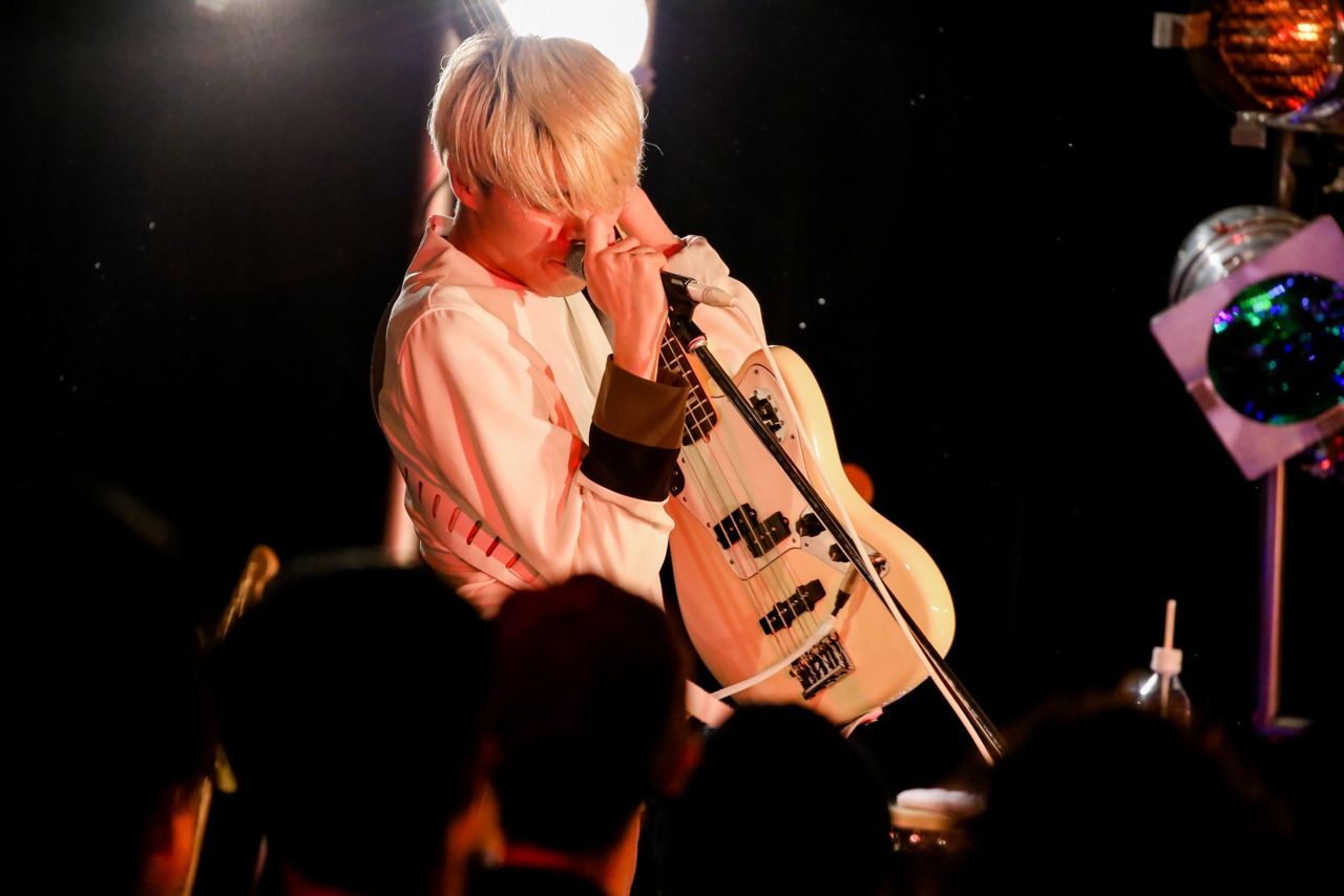 岡本伸明（B, Syn）（Photo by Viola Kam [V'z Twinkle]）
