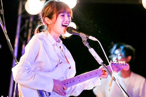 江夏詩織（Vo, G, Syn）（Photo by Viola Kam [V'z Twinkle]）