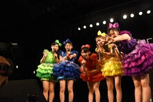 LINE LIVE視聴者に手を振るチームしゃちほこ。