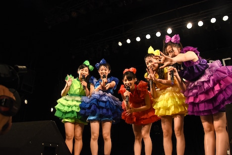 LINE LIVE視聴者に手を振るチームしゃちほこ。