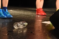 ペットボトルが散乱したステージ。