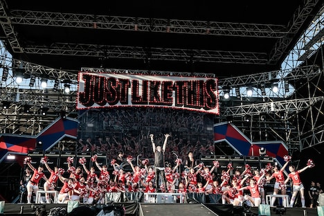 SPYAIRとSPYAIRダンサーズ。（撮影：鳥居洋介、三浦知也、中島未来）