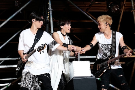 スイッチを一緒に起動するMOMIKEN（B）、IKE（Vo）、UZ（G, Programming）。（撮影：鳥居洋介、三浦知也、中島未来）