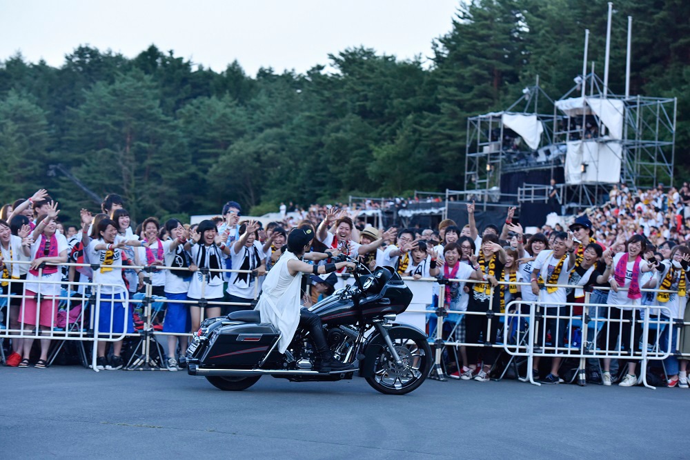 バイクで客席を疾走するIKE（Vo）。（撮影：鳥居洋介、三浦知也、中島未来）