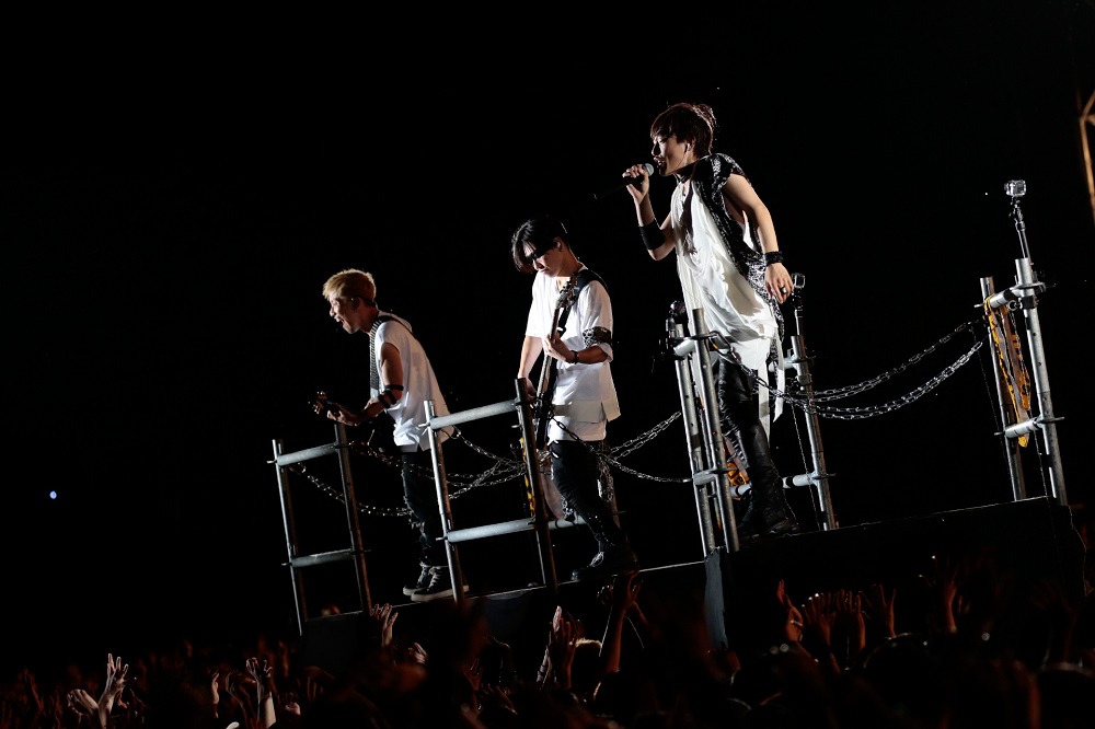 左からUZ（G, Programming）、MOMIKEN（B）、IKE（Vo）。（撮影：鳥居洋介、三浦知也、中島未来）