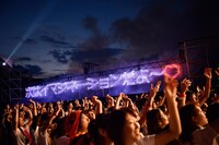 ステージ下手に仕掛けられた花火。（撮影：鳥居洋介、三浦知也、中島未来）