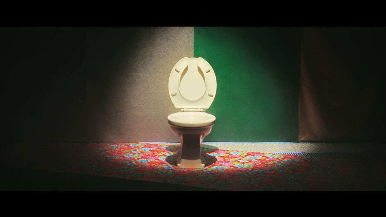 石野卓球の新曲MV公開、扇風機や便器が醸す奇妙な既視感