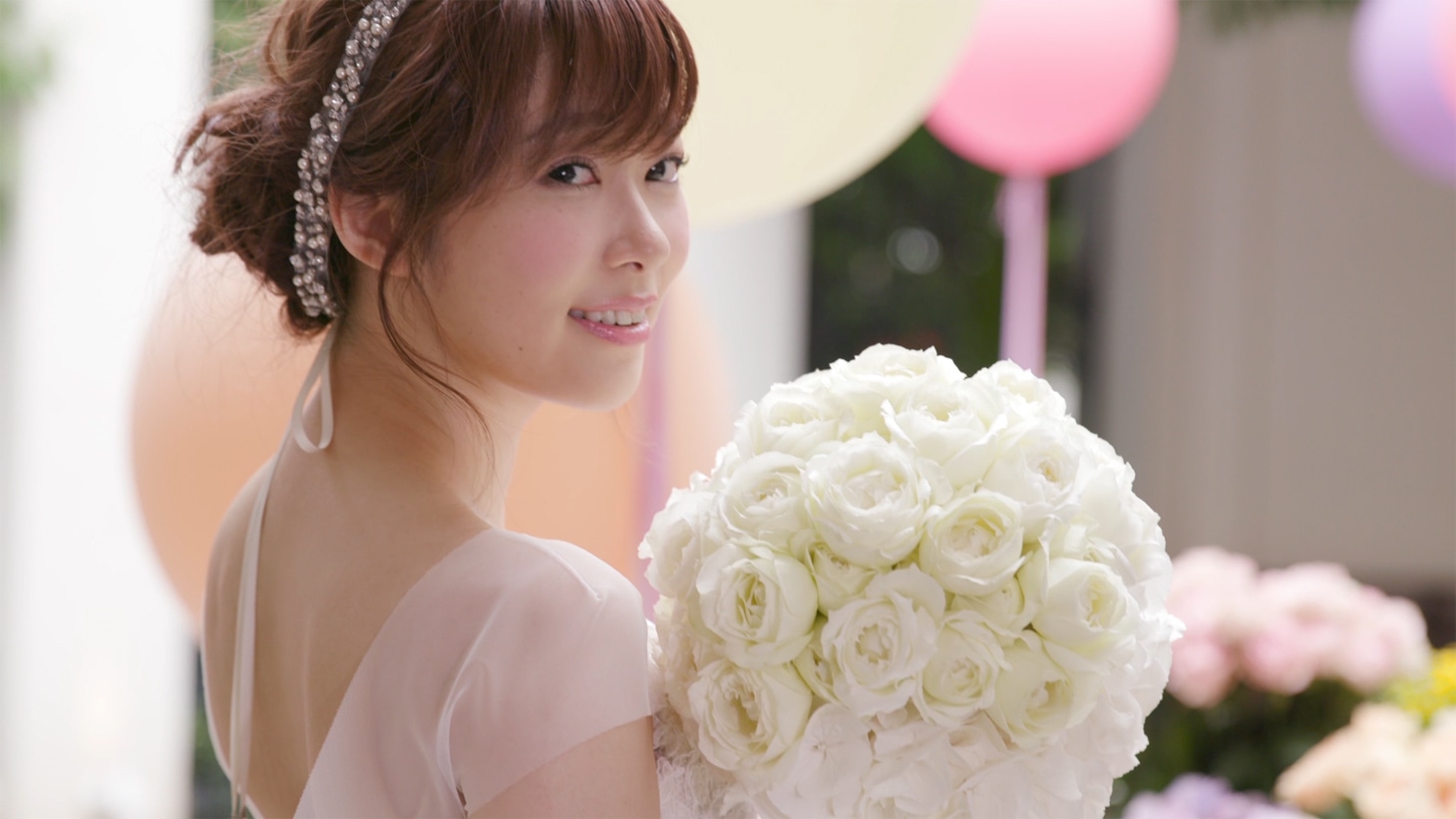 AKB48「しあわせを分けなさい」ミュージックビデオのワンシーン。 (c)AKS