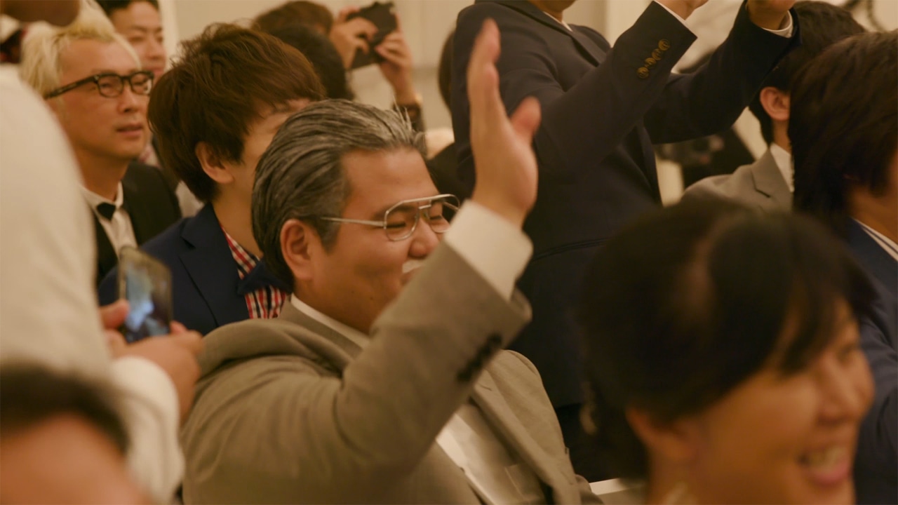 AKB48「しあわせを分けなさい」ミュージックビデオのワンシーン。 (c)AKS
