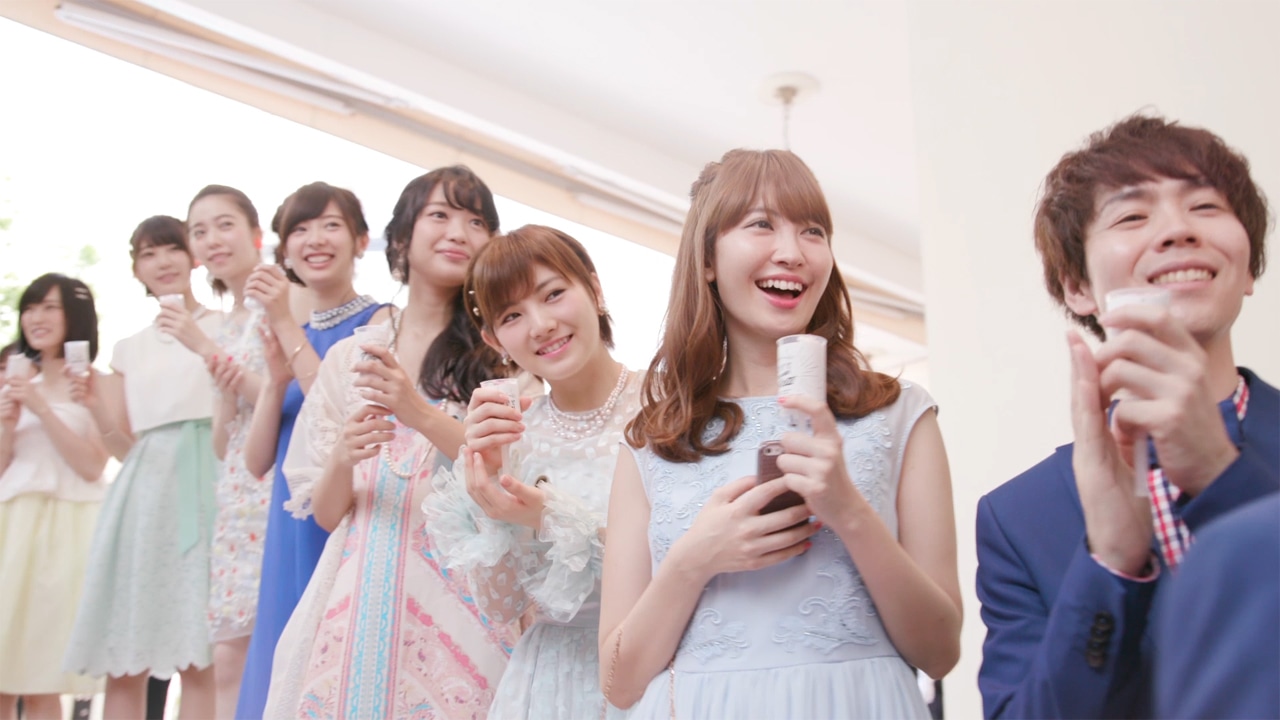 AKB48「しあわせを分けなさい」ミュージックビデオのワンシーン。 (c)AKS
