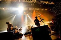 スピッツ「ロックロックこんにちは！20th Anniversary Special ～R2 need U, I need U～」の様子。（撮影：河上良）