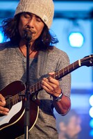 前夜祭に出演した東田トモヒロ。 (c)Reborn-Art Festival