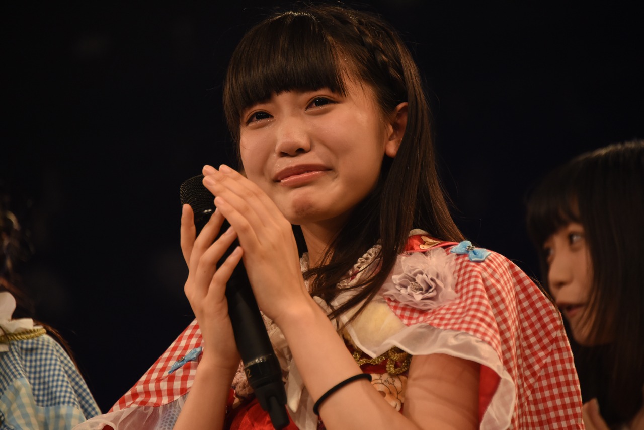 うれし涙を流す松下玲緒菜（まねきケチャ）。