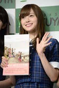 白石麻衣(乃木坂46写真集「1時間遅れのI love you.」発売記念イベント出演時の様子)