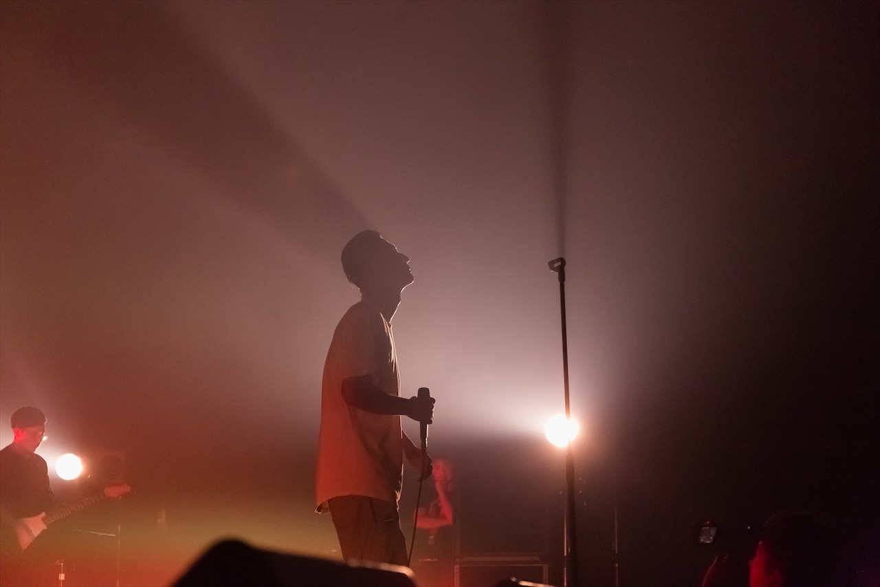 AKLO、強靭バンド＆盟友に囲まれ新境地開いたワンマン