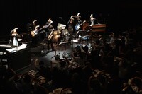 みんなで「6」を掲げる様子。（撮影：名和真紀子）