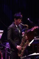 鈴木央紹（Sax）（撮影：名和真紀子）