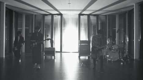 [Alexandros]「Swan」ミュージックビデオのワンシーン。