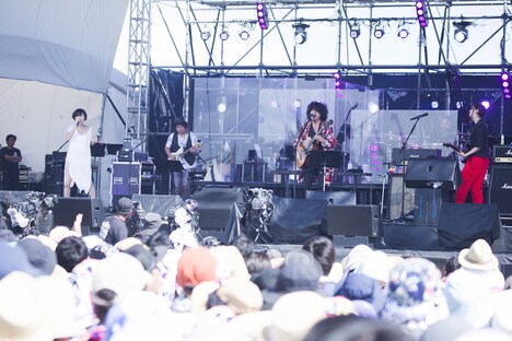 佐藤タイジ、Salyu、津野米咲（G）が登場した「Reborn-Art SESSION」の様子。（c）Reborn-Art Festival