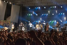 OVERGROUND ACOUSTIC UNDERGROUNDと櫻井和寿、小林武史のコラボの様子。（c）Reborn-Art Festival