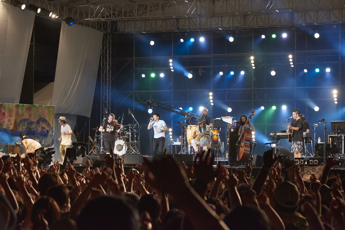 OVERGROUND ACOUSTIC UNDERGROUNDと櫻井和寿、小林武史のコラボの様子。（c）Reborn-Art Festival