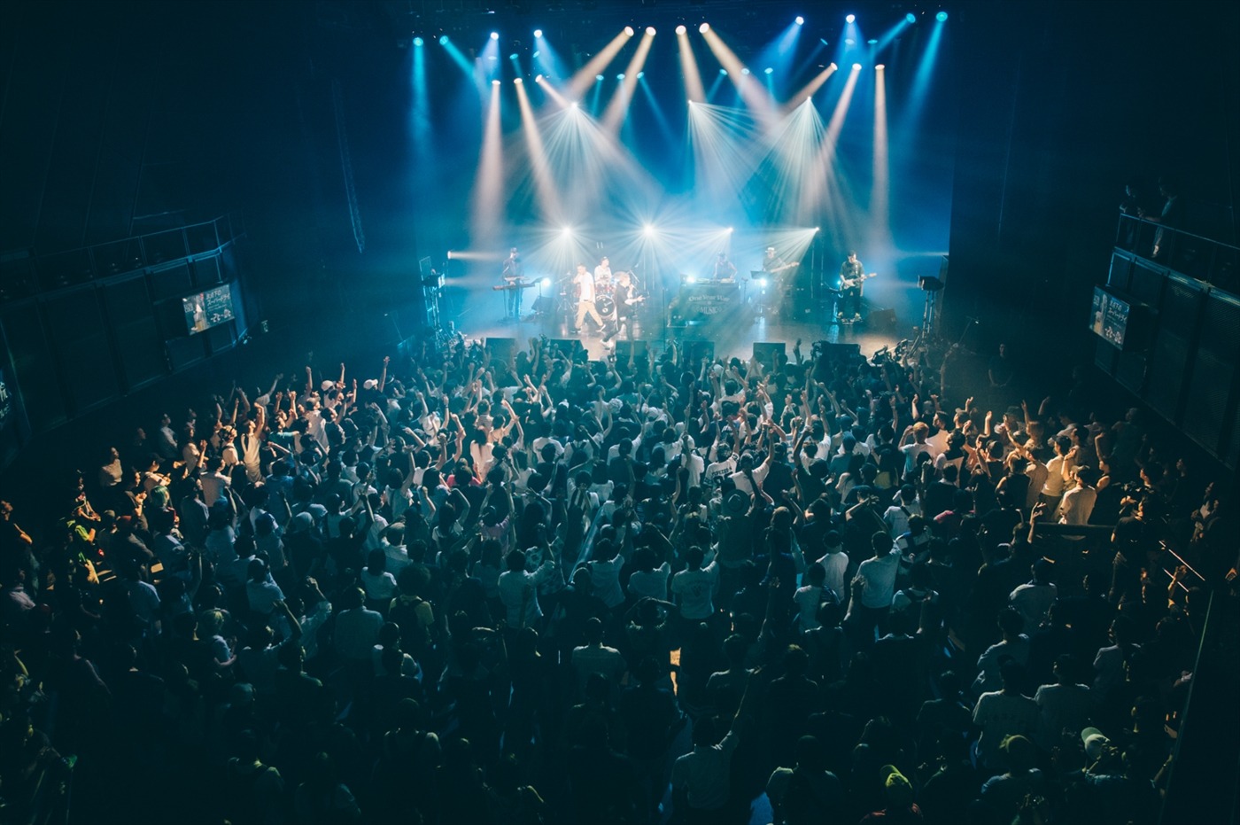 AKLO「Outside the Frame Tour」赤坂BLITZ公演の様子。 （Photo by cherry chill will）