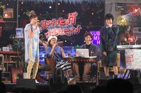 とある歌手になりきって歌う能町みね子とヒャダイン。（写真提供：フジテレビ）