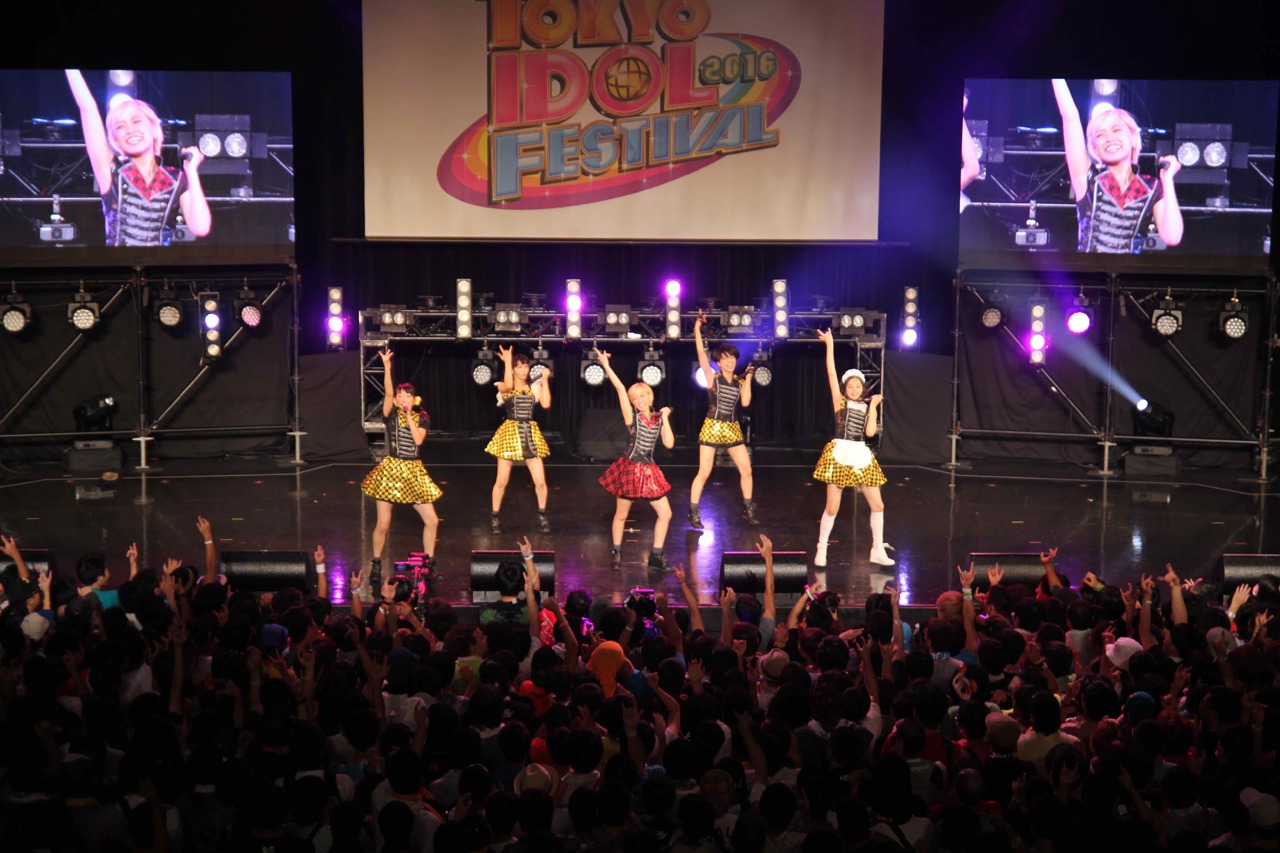 「TOKYO IDOL FESTIVAL 2016」に出演したベイビーレイズJAPAN。