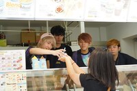 ファンにアイスクリームを手渡しする竹縄航太（Vo, G, Piano）（写真提供：ポニーキャニオン）