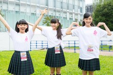 ラジオ体操に参加した黒澤美澪奈、麻生真彩、岡田愛。（写真提供：アミューズ）