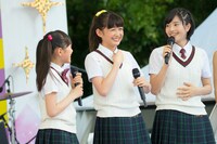 左から藤平華乃、岡崎百々子、倉島颯良。（写真提供：アミューズ）