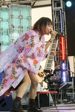 「オレンジサイダー」を歌うLiSA。