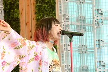 「オレンジサイダー」を歌うLiSA。