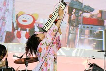 「オレンジサイダー」をプレイするLiSA。