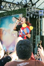 アンコールのステージでのLiSA。