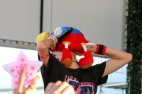 めざまし君のぬいぐるみにキスするLiSA。