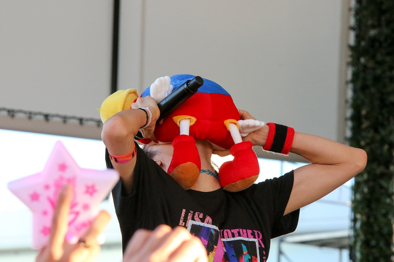 めざまし君のぬいぐるみにキスするLiSA。