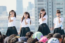 左から新谷ゆづみ、有友緒心、岡崎百々子、藤平華乃。（写真提供：アミューズ）
