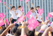 左から吉田爽葉香、麻生真彩、森萌々穂、日高麻鈴。（写真提供：アミューズ）