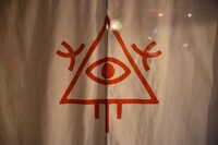 相沢梨紗デザインの“メメマーク”が描かれたのれん。