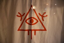 相沢梨紗デザインの“メメマーク”が描かれたのれん。