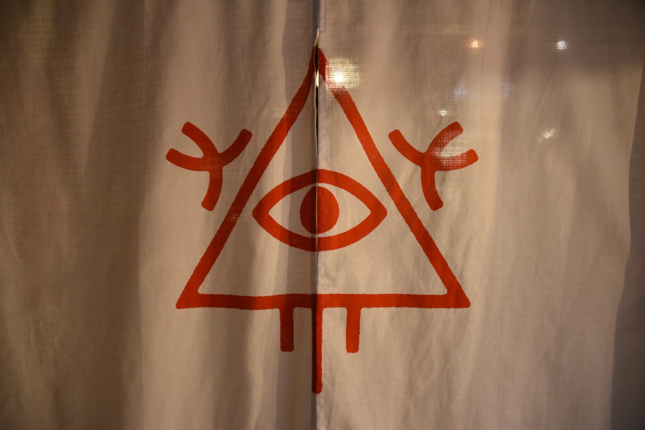 相沢梨紗デザインの“メメマーク”が描かれたのれん。